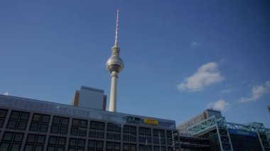 Alışveriş merkezinin arkasındaki Berlin Alexanderplatz radyo kulesi. Yüksek kalite 4k görüntü