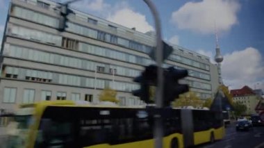 Alexanderplatz 'da modern binaları olan Berlin radyo kulesi. Yüksek kalite 4k görüntü