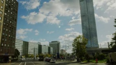 Alexanderplatz 'da trafik olan Berlin şehri. Yüksek kalite 4k görüntü