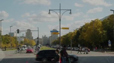 Berlin 'de itfaiye ile trafik vardı. Yüksek kalite 4k görüntü