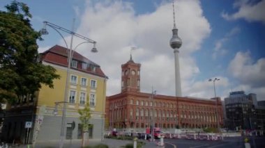 Alexanderplatz radyo kulesi olan Berlin kırmızı belediye binası. Yüksek kalite 4k görüntü