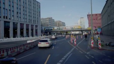 Berlin caddesinde tren köprüsü ve inşaat alanında trafik var. Yüksek kalite 4k görüntü