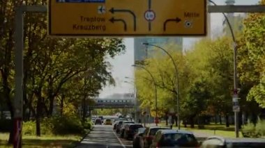 Berlin trafiği doğa ve gökdelenlerle dolu. Yüksek kalite 4k görüntü