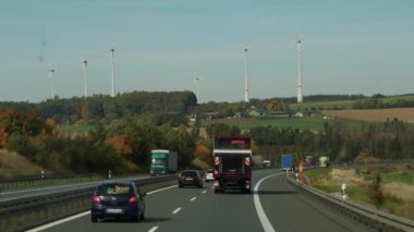 Otobanın yanındaki rüzgar türbinleri. Yüksek kalite 4k görüntü