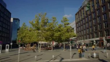 Berlin Mercedes Benz Arena 'nın yanından geçiyor. Yüksek kalite 4k görüntü