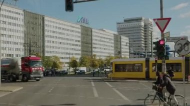 Alexanderplatz 'da trafik olan Berlin şehri. Yüksek kalite 4k görüntü