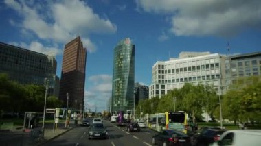 Berlin trafiği ve modern ofis gökdelenleri. Yüksek kalite 4k görüntü
