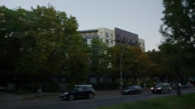 Akşam trafiği saatinde Berlin şehir manzarası. Yüksek kalite 4k görüntü