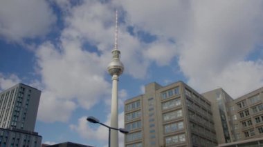 Alexanderplatz 'da modern binaları olan Berlin radyo kulesi. Yüksek kalite 4k görüntü