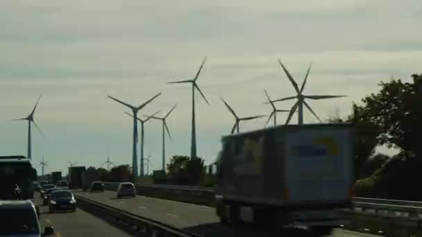Windräder Neben Der Autobahn Hochwertiges Filmmaterial — Stockvideo