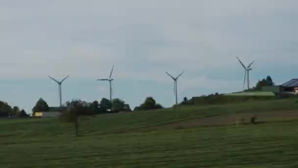 Turbiny Wiatrowe Obok Autostrady Wysokiej Jakości Materiał — Wideo stockowe