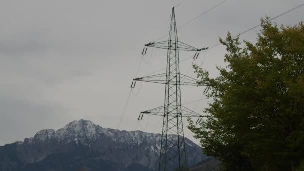Nagyfeszültségű Elektromos Vezeték Alpesi Régióban Kiváló Minőségű Felvételek — Stock videók