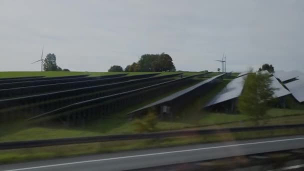 Rüzgar Türbinleri Otoyolun Yanındaki Güneş Çiftliği Yüksek Kalite Görüntü — Stok video