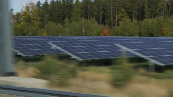 Almanya Otoyol Kenarındaki Güneş Çiftliği Yüksek Kalite Görüntü — Stok video