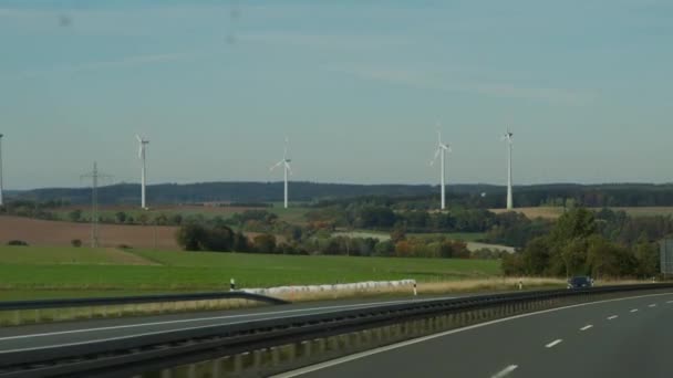 高速公路旁边的风力涡轮机 高质量的4K镜头 — 图库视频影像