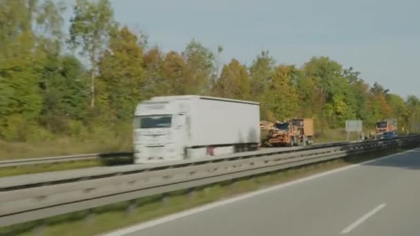 Lastbil Klipper Gräs Motorvägen Högkvalitativ Film — Stockvideo