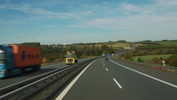 Turbiny Wiatrowe Obok Autostrady Wysokiej Jakości Materiał — Wideo stockowe