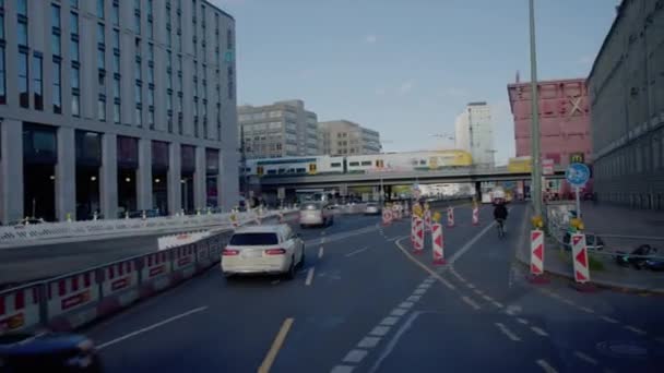 Berlijnse Straatscène Met Oversteekbrug Verkeer Bouwplaats Hoge Kwaliteit Beeldmateriaal — Stockvideo