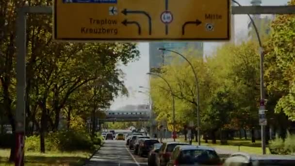 Берлинское Движение Улице Природой Небоскребами Высококачественные Кадры — стоковое видео