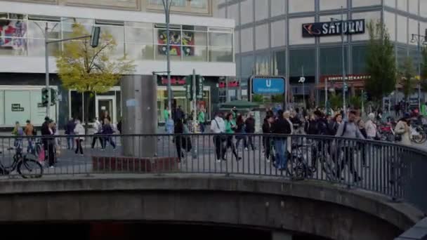 Die Belebte Straße Berliner Bahnhof Alexanderplatz Hochwertiges Filmmaterial — Stockvideo
