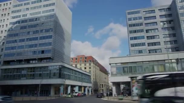 Berlin Deki Apartmanlar Trafik Yüksek Kalite Görüntü — Stok video