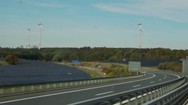 Aerogeneradores Parque Solar Junto Autopista Imágenes Alta Calidad — Vídeo de stock