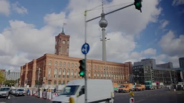 Берлінська Червона Муніципальна Будівля Радіовежею Alexanderplatz Кадри Високої Якості — стокове відео