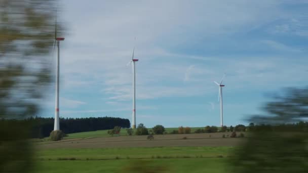 Otobanın Yanındaki Rüzgar Türbinleri Yüksek Kalite Görüntü — Stok video