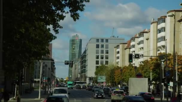 Berlin Trafiği Modern Ofis Gökdelenleri Yüksek Kalite Görüntü — Stok video