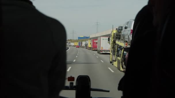 Lange Schlange Von Lastwagen Die Sich Auf Der Autobahn Stauen — Stockvideo