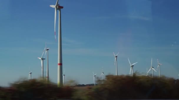 Turbine Eoliche Vicino All Autostrada Filmati Alta Qualità — Video Stock