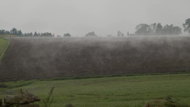 Облака Тумана Над Вспаханным Осенью Сельскохозяйственным Полем Высококачественные Кадры — стоковое видео