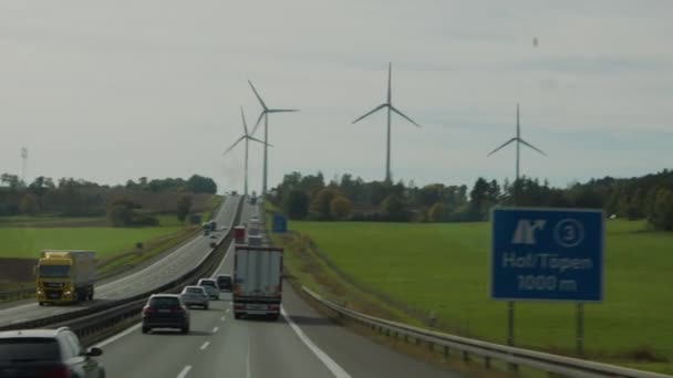 Vindkraftverk Bredvid Motorvägen Högkvalitativ Film — Stockvideo