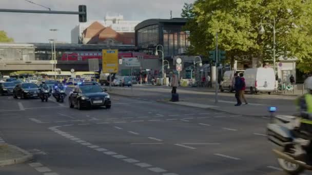 Policía Escoltando Visitantes Estatales Alto Rango Berlín Imágenes Alta Calidad — Vídeos de Stock