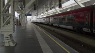 Tren istasyonundaki Salzburg platformu. Yüksek kalite 4k görüntü
