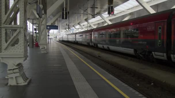 Platforma Salzburg Dworcu Głównym Pociągiem Wysokiej Jakości Materiał — Wideo stockowe