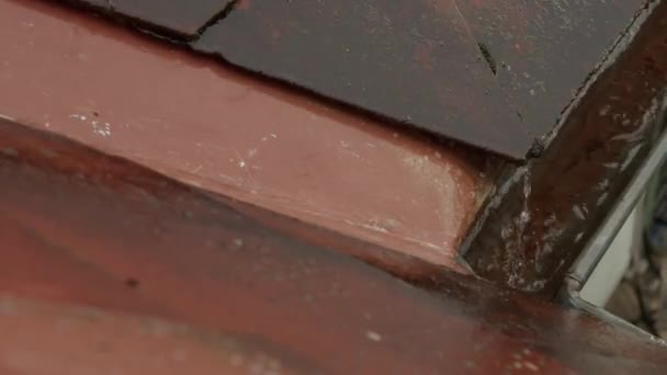 Ulewny Deszcz Wpadający Rynny Dachowej Wysokiej Jakości Materiał — Wideo stockowe