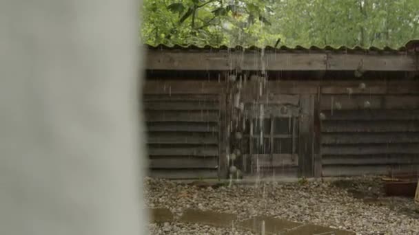 Starkregen Prasselt Aus Der Dachrinne Auf Die Steinterrasse Hochwertiges Filmmaterial — Stockvideo