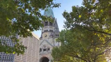 Meşhur Berlin Gedaechtniskirche anıtı. Sabah ışığında trafiği olan bir kilise. Yüksek kalite 4k görüntü