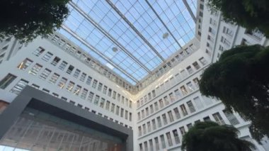 Berlin 'deki umumi bina binasının cam çatısı. Yüksek kalite 4k görüntü