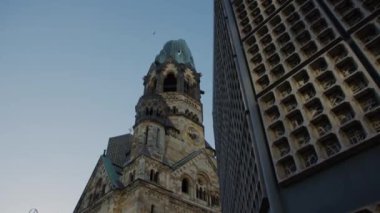 Meşhur Berlin Gedaechtniskirche anıtı. Sabah ışığında trafiği olan bir kilise. Yüksek kalite 4k görüntü