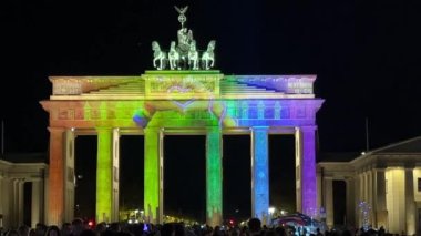 Berlin Brandenburg Kapısı gece video projeksiyonlarıyla. Yüksek kalite 4k görüntü