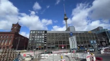 Berlin radyo kulesi ve Alexanderplatz 'daki alışveriş merkezi. Yüksek kalite 4k görüntü