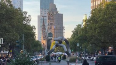 Gedaechtniskirche ile ünlü Berlin heykeli ve akşam trafiği yoğun. Yüksek kalite 4k görüntü