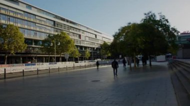 Berlin Gedaechtniskirche Anma Kilisesi Kurfuerstendamm 'da sabah vakti. Yüksek kalite 4k görüntü