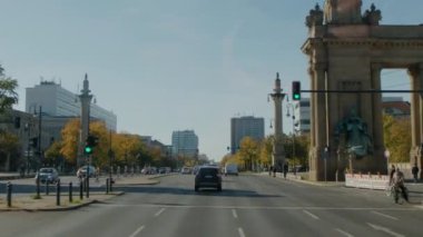 17 Haziran 'da Berlin caddesinde trafik vardı. Yüksek kalite 4k görüntü