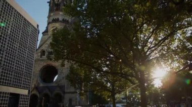 Meşhur Berlin Gedaechtniskirche anıtı. Sabah ışığında trafiği olan bir kilise. Yüksek kalite 4k görüntü