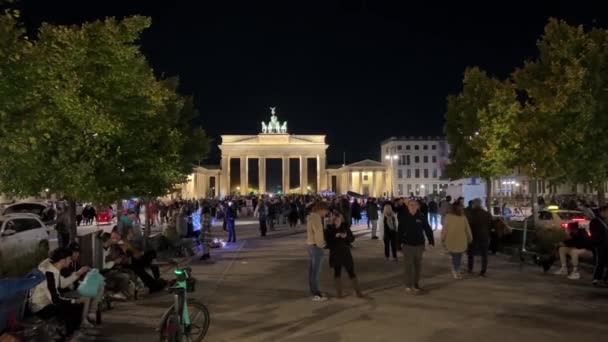 Berlín Puerta Brandenburgo Por Noche Con Proyecciones Vídeo Imágenes Alta — Vídeo de stock