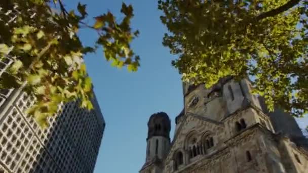 柏林著名的Gedaechtniskirche纪念碑教堂 晨光下交通繁忙 高质量的4K镜头 — 图库视频影像