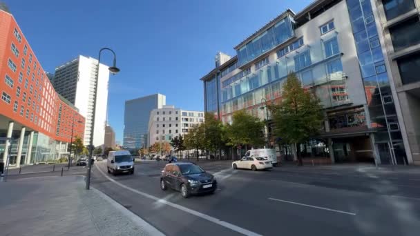 Sonbaharda Berlin Modern Şehir Merkezi Yüksek Kalite Görüntü — Stok video